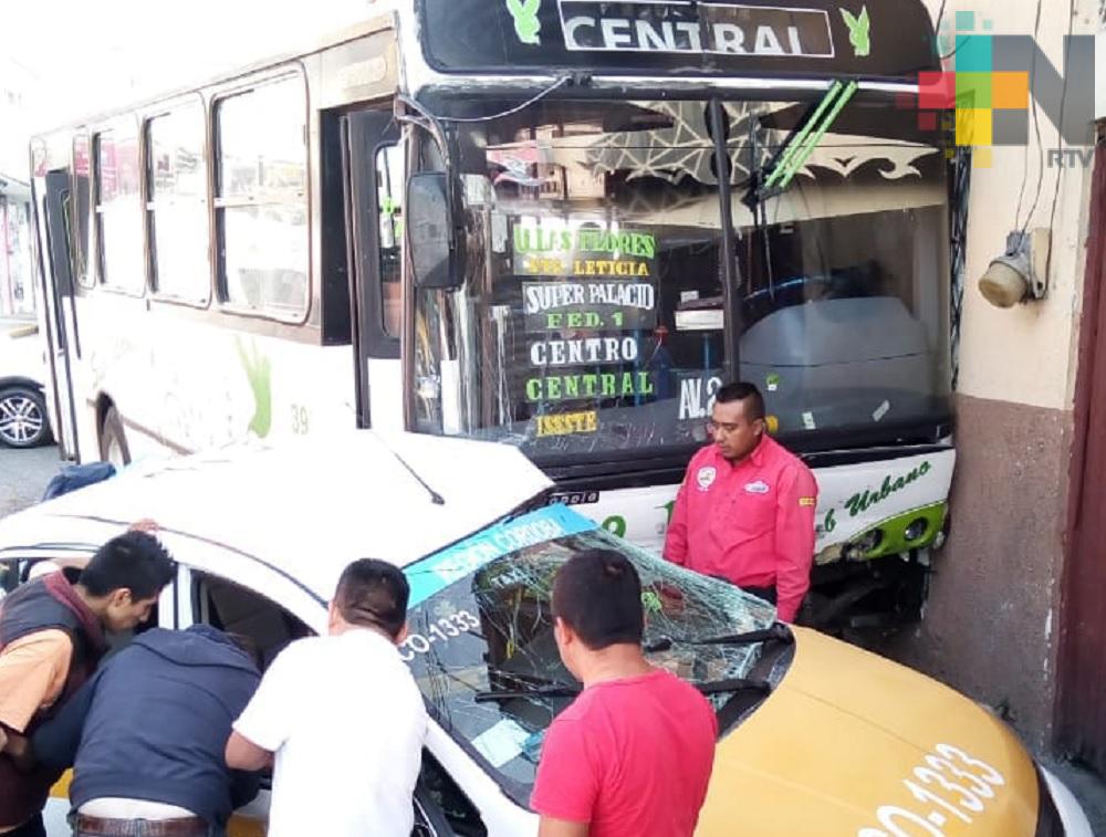 Choque De Autob S Contra Taxi Deja Saldo De Lesionados M Snoticias