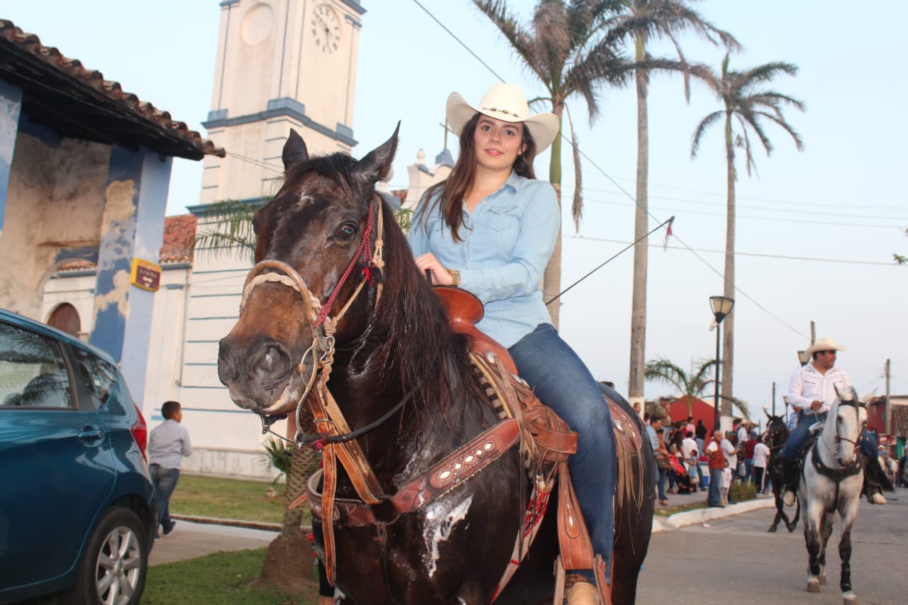 Con colorida cabalgata iniciaron las festividades de la Virgen de la  Candelaria en Tlacotalpan