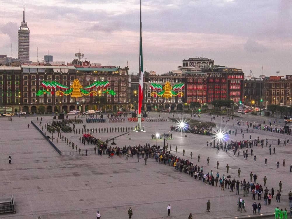 López Obrador iza bandera a media asta en memoria de víctimas de sismos